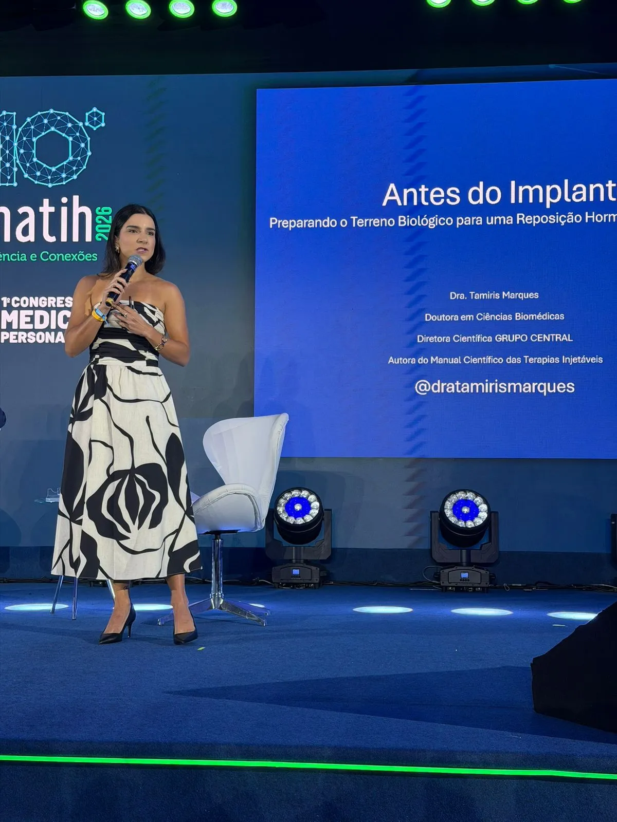 Dra. Tamiris Marques palestrando em congresso