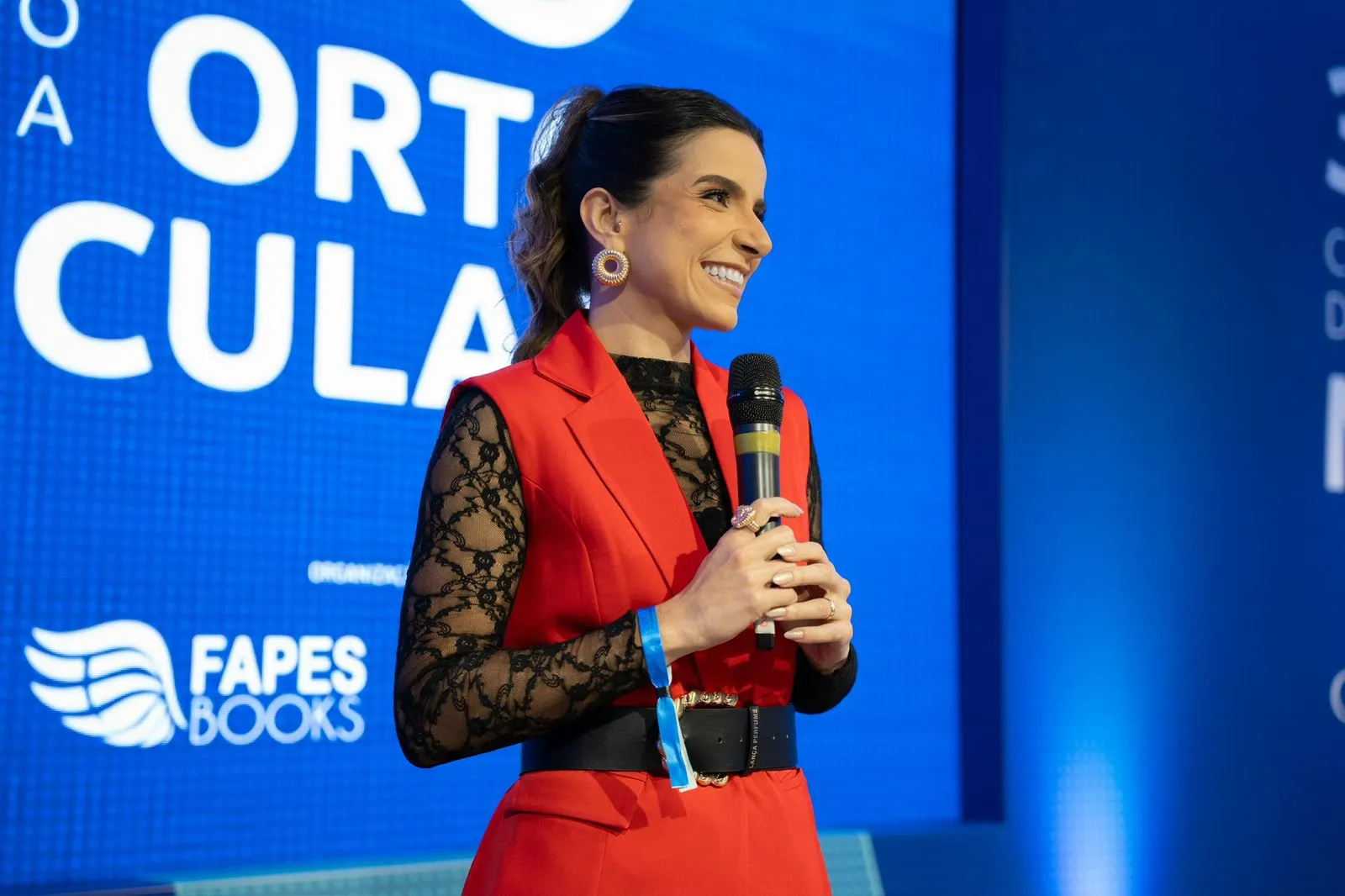 Dra. Tamiris Marques em apresentação no palco